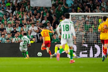 Cedric Bakambu (izquierda) anota el primer gol del Betis ante el Jagiellonia.