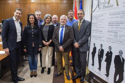 Presentaci&oacute;n de P&oacute;rtico do Para&iacute;so, con el director art&iacute;stico del festival, Juan Enrique Migu&eacute;ns, en primer lugar por la derecha.