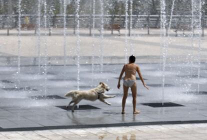 El parque Juan Carlos Primero, en el distrito de Barajas, se ha convertido en un buen refugio para todo aquel que quiera refrescarse y tomar el sol sin tener que ir a la piscina.