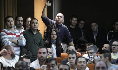 Asamblea de trabajadores de Spanair, ayer en el aeropuerto de Barajas.