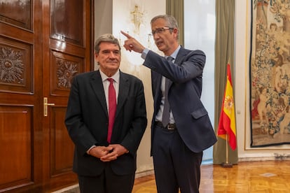 El exgobernador del Banco de España, Pablo Hernández de Cos (d), habla con su sucesor en el cargo, José Luis Escrivá.
