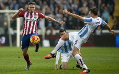 Saúl se lleva el balón en presencia del Camacho.