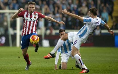 Sa&uacute;l se lleva el bal&oacute;n en presencia del Camacho.