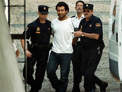 Mohamed Bensakria, presunto lugarteniente de Bin Laden, en los juzgados de Alicante en junio de 2001.