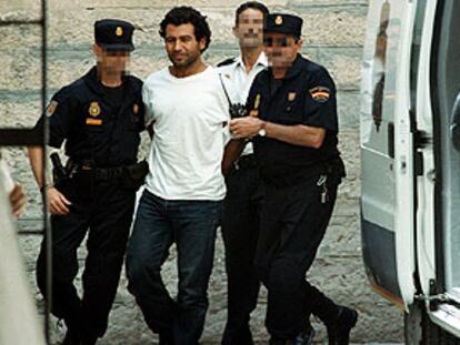 Mohamed Bensakria, presunto lugarteniente de Bin Laden, en los juzgados de Alicante en junio de 2001.