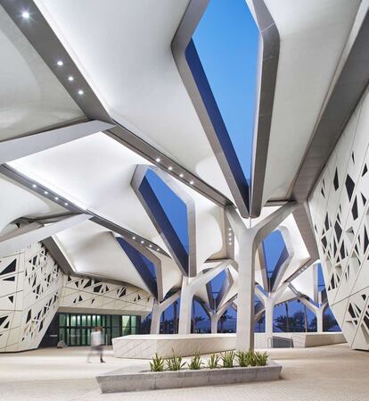 Patio central del Centro de investigaciones del petróleo Rey Abdullah en Riad, de Zaha Hadid.