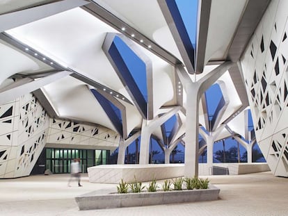 Patio central del Centro de investigaciones del petróleo Rey Abdullah en Riad, de Zaha Hadid.