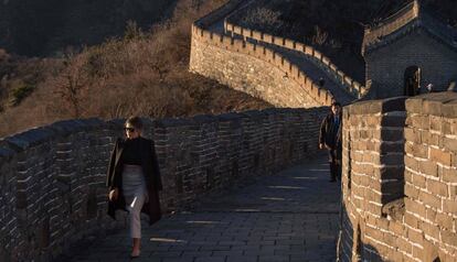 La primera dama Melania Trump camina por la Gran Muralla China, el 10 de noviembre de 2017 en Pekín.