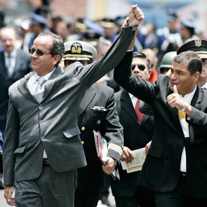 Alberto Acosta (izquierda), junto al mandatario ecuatoriano Rafael Correa