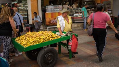 Un vendedor de fruta en una calle de Medellín (Colombia).