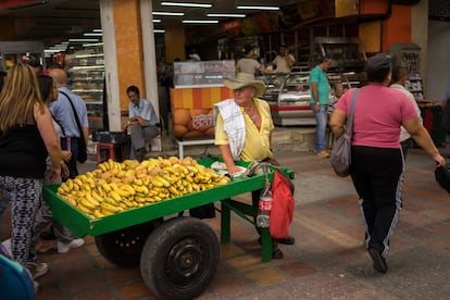 Un vendedor de fruta en una calle de Medellín en Colombia