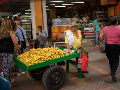 Un vendedor de fruta en una calle de Medellín en Colombia