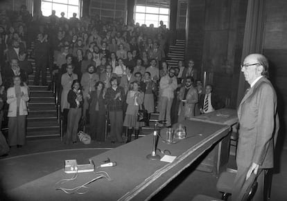 Aranguren, en la Facultad de Filosof&iacute;a y Letras el 18 de octubre de 1976, el d&iacute;a que se reincorpor&oacute; a su c&aacute;tedra tras 11 a&ntilde;os de suspensi&oacute;n.