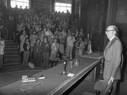 Aranguren, en la Facultad de Filosof&iacute;a y Letras el 18 de octubre de 1976, el d&iacute;a que se reincorpor&oacute; a su c&aacute;tedra tras 11 a&ntilde;os de suspensi&oacute;n.