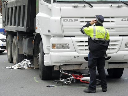 Una mujer de 49 años, usuaria del Bicing -el servicio de alquiler de bicicletas del Ayuntamiento de Barcelona-, ha fallecido hoy al chocar con un camión en el centro de Barcelona.