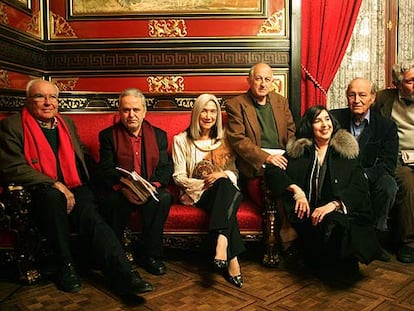 Román Gubern, Antonio Fernández Ferrer, María Kodama, Juan Goytisolo, Luce López-Baralt, Claudio Guillén y Adolfo Castañón, ayer en la Casa de América antes de la clausura de las jornadas sobre Jorge Luis Borges.