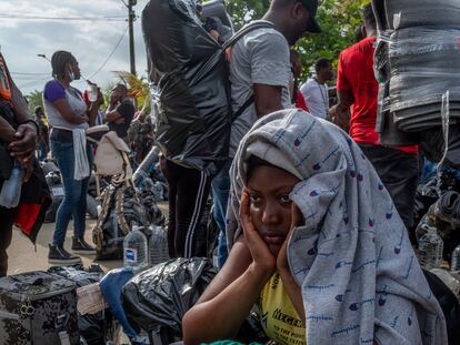 Migrantes haitianos se encuentran en uno de los muelles de Necoclí, Colombia.