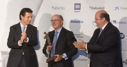El presidente de Repsol, Antonio Brufau, recoge el premio al mejor directivo de 2014, rodeado del ministro de Industria, José Manuel Soria, y el presidente de AED, Pau Herrera