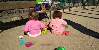 Las mellizas Candela y Valentina, jugado en el parque.