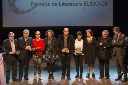 Galardonados y autoridades en la entrega de los Premios Euskadi de Literatura.
