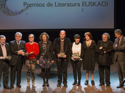 Galardonados y autoridades en la entrega de los Premios Euskadi de Literatura.