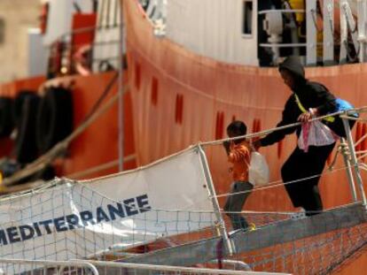 El ‘Aquarius’ desembarca en Malta a los 141 rescatados que con otros 65 se repartirán cinco países