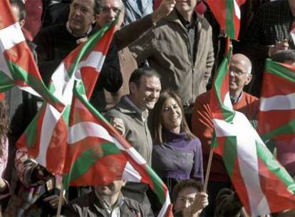 Juan José Ibarretxe e Izaskun Bilbao aparecen sonrientes en el centro de la imagen, en el acto celebrado ayer por el tripartito y Aralar en Vitoria. Detrás, José Luis Bilbao.