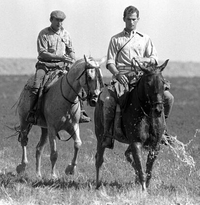 16 de octubre de 1995. El príncipe Felipe rueda en los humedales de Doñana un capítulo de una serie de televisión.