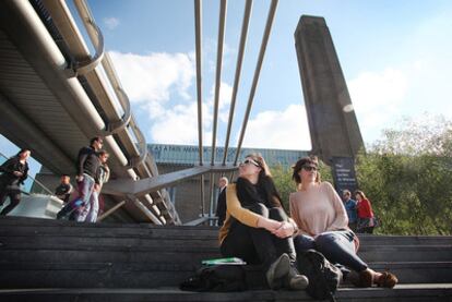 Unos jóvenes descansan en las escaleras exteriores del museo Tate Modern Gallery, en Londres.