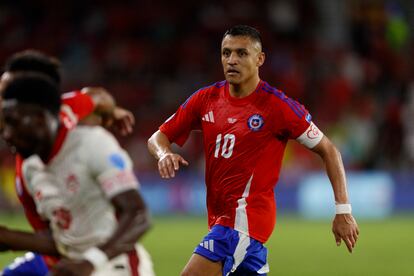 El delantero de Chile, Alexis Sánchez, rastrea el balón durante el segundo tiempo del partido contra Canadá de este sábado. 