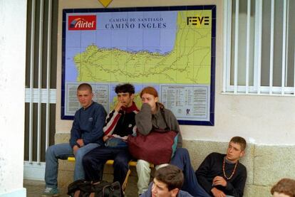 Viajeros en una estaci&oacute;n de FEVE.  