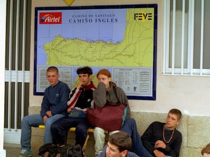 Viajeros en una estaci&oacute;n de FEVE.  