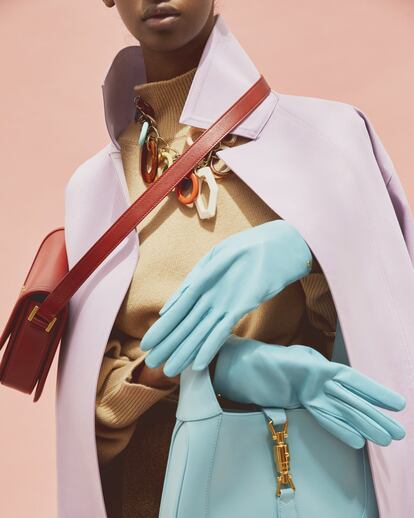 Gabardina lila de Boss, jersey de cachemir de Mon & Pau, collar de eslabones multicolor de M Missoni, guantes y bolso de piel turquesa de Gucci, pantalón de lana de Ralph Lauren y bolso de piel burdeos de Yves Saint Laurent.