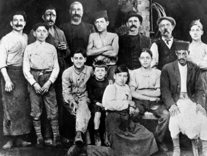 En la carnicería del tío de Albert Camus en Argelia, 1920. Sentado en el centro, vestido de negro, el escritor a los siete años.