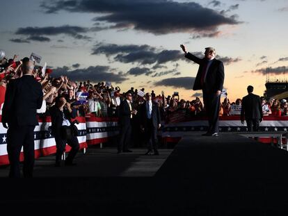 El presidente Donald Trump saluda a sus simpatizantes en Pensilvania.