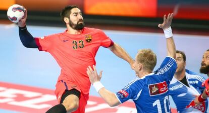 Karabatic se dispone a lanzar durante un partido del Barcelona.