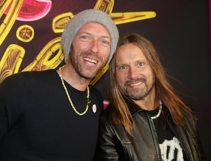 Chris Martin y Max Martin en 2022. El productor sueco se encargó de la canción de Coldplay y BTS 'My Universe'.