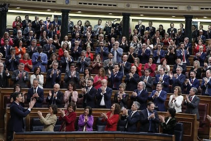 Pedro Sánchez recibe la ovación de los diputados del PSOE.