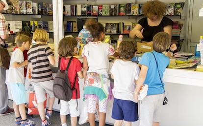 Niños en una de las casetas de la Feria del libro.