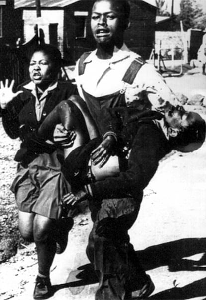 Hector Peterson, en brazos, primer muerto y símbolo del cambio surafricano.