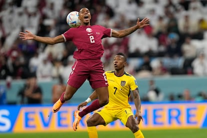 Pedro Miguel (en primer plano), de Qatar, para la pelota ante   Pervis Estupiñán, de Ecuador.