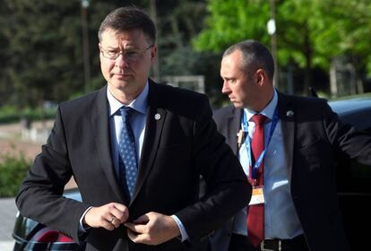 El vicepresidente económico de la CE, Valdis Dombrovskis, a su llegada al Ecofin informal en Sofía / AFP / EU Council Press
 
 