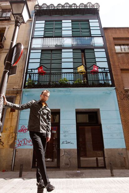 Carlos Arroyo, delante de su proyecto, con las <i>baransillas</i> en los balcones.