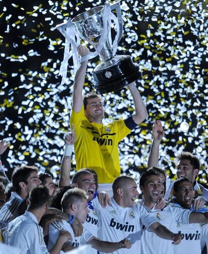 Iker Casillas con la copa de campeón.