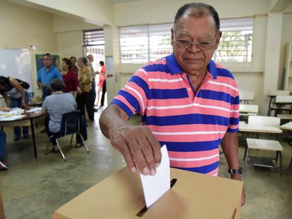 Un hombre vota en las elecciones primarias, en San Juan (Puerto Rico), en 2016.