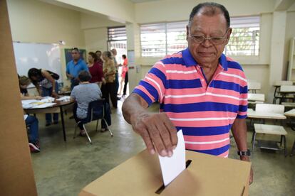 Un hombre vota en las elecciones primarias, en San Juan (Puerto Rico), en 2016.