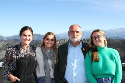 El chef embarcó a sus tres hijas estadounidenses en un viaje por España para explorar su cocina y su cultura. “Cuando salimos de la pandemia, quería darle un empujón al turismo y la gastronomía”, explicó sobre el proyecto, disponible en HBO Max. 