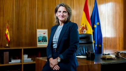 Teresa Ribera, vicepresidenta tercera y ministra de Transición Ecológica y Reto Demográfico, fotografiada en su despacho del ministerio el 6 octubre de 2023.