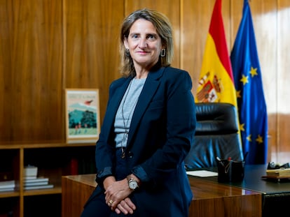 Teresa Ribera, vicepresidenta tercera y ministra de Transición Ecológica y Reto Demográfico, fotografiada en su despacho del ministerio el 6 octubre de 2023.