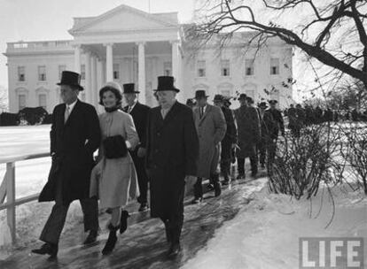 Jacqueline y John F. Kennedy pasean por los jardines de la Casa Blanca en 1961.